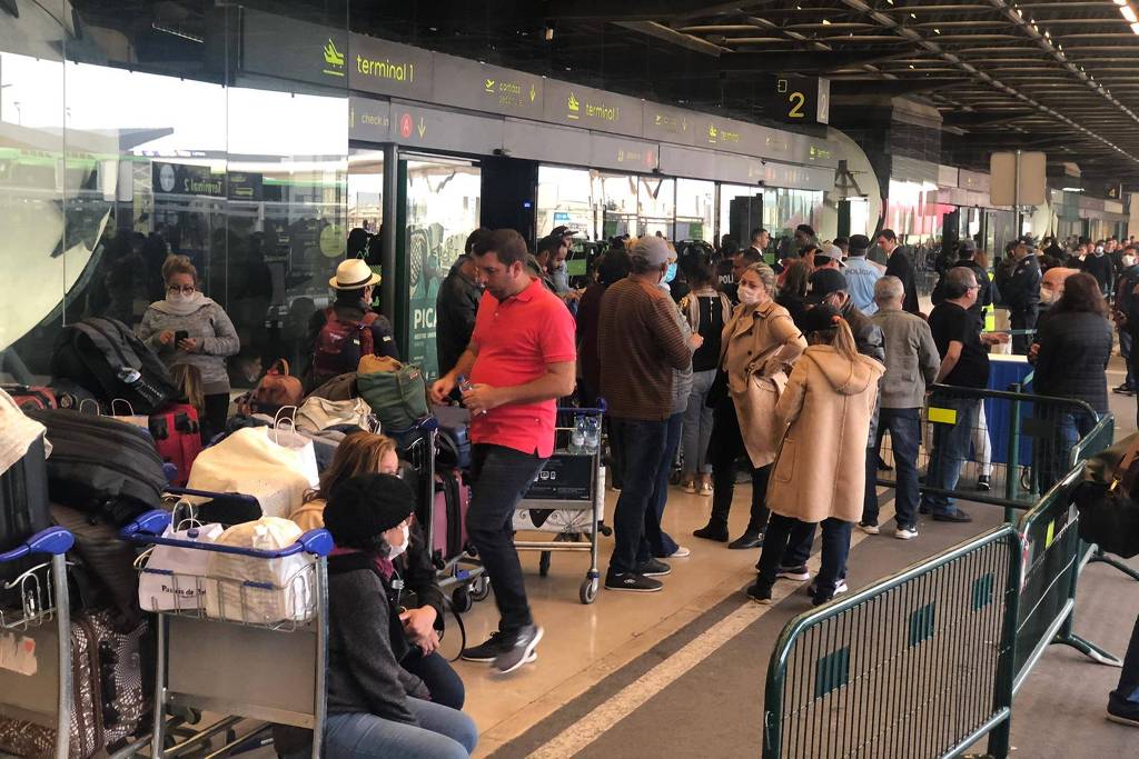 Grupo de brasileiros preso no aeroporto de Lisboa sem conseguir voltar para o país durante o início da pandemia, em março Grupo de brasileiros preso no aeroporto de Lisboa sem conseguir voltar para o país durante o início da pandemia, em março -