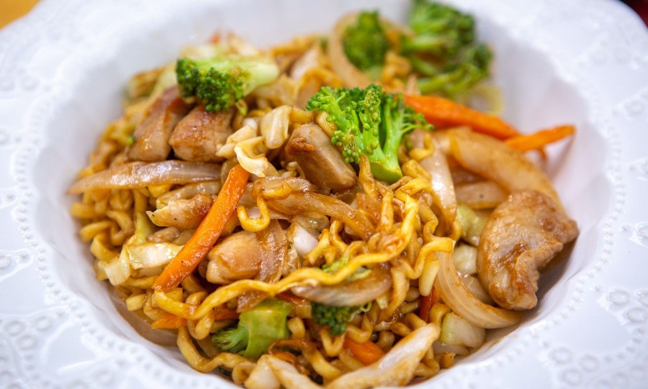 Receita de Yakisoba de Frango na panela de pressão, fácil de fazer em apenas 20 minutos