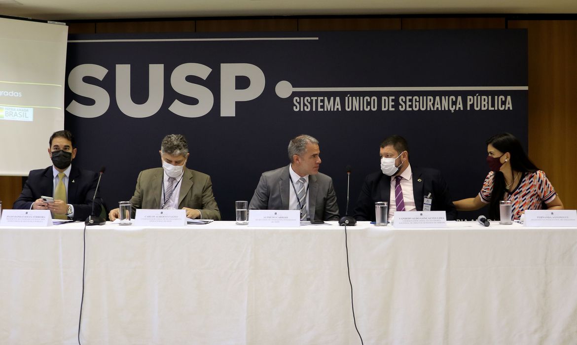 Ministério da Justiça e Segurança Pública apresenta resultados da Operação Vetus II. Julio Danilo Souza Ferreira, Presidente do Conselho Nacional dos Secretários de Segurança Pública, Carlos Alberto Fazzio, Coordenador-Geral de Planejamento Operacional do MJSP, Alfredo Carrijo, Secretário de Operações Integradas do MJSP, Vandervaldo Gonçalves Lima, Coordenador-Geral da Ouvidoria Nacional de Direitos Humanos do MMFDH, Fernanda Antonucci, delegada da Polícia Civil do Amazonas.