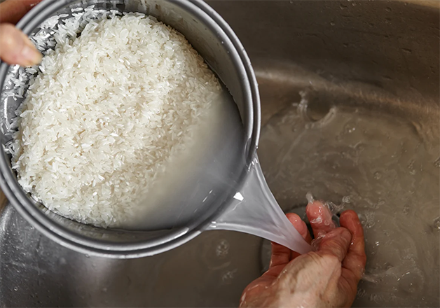 É preciso lavar o arroz antes de cozinhar? Veja a resposta