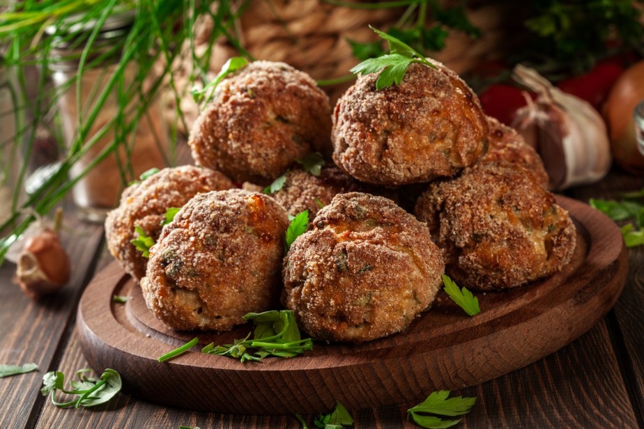 Receita de Bolinho de Carne Moída para fazer em casa: crocante por fora e cremoso por dentro