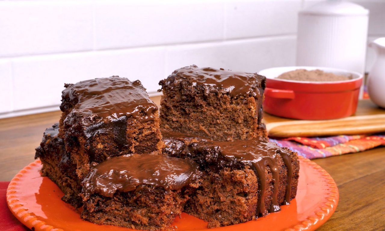 Receita de Bolo Chocolatudo para fazer em casa: fica bem suculento e pronto rapidinho