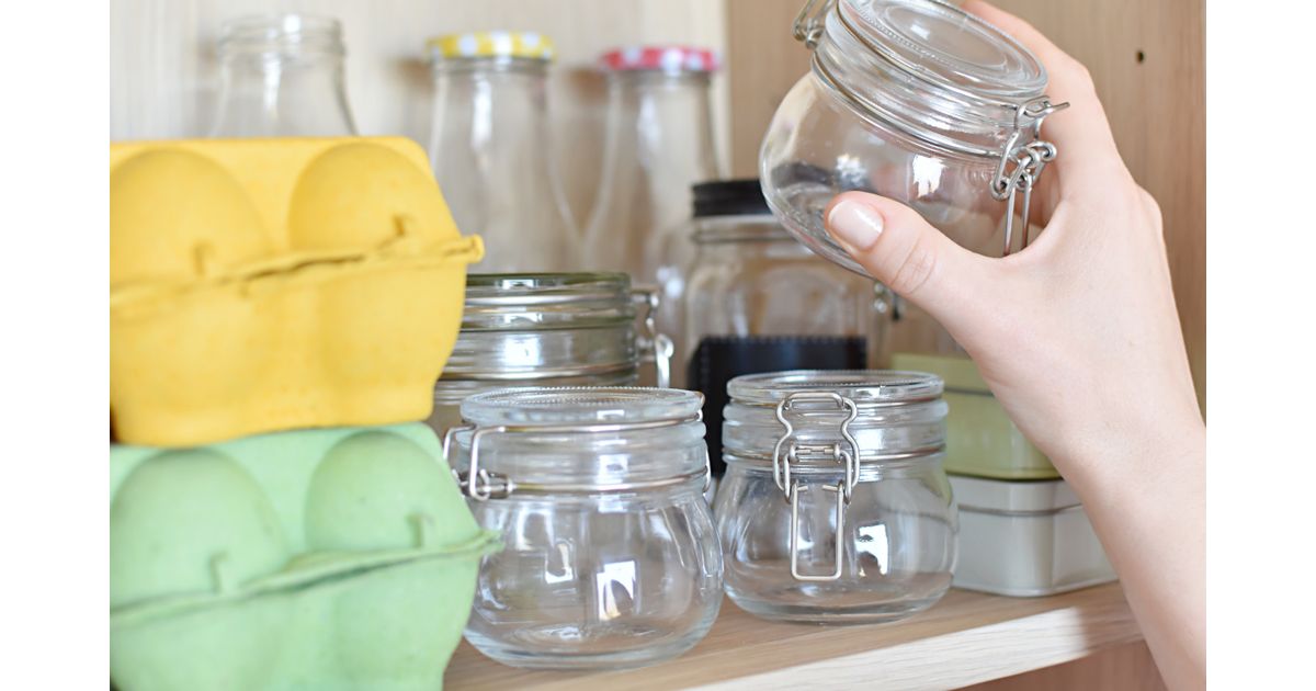 Esta é a maneira mais fácil de lavar as vasilhas de plástico e pouca gente sabe
