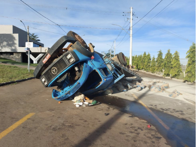 Caminhão perde o freio, capota em condomínio de Anápolis e ajudante do motorista é socorrido