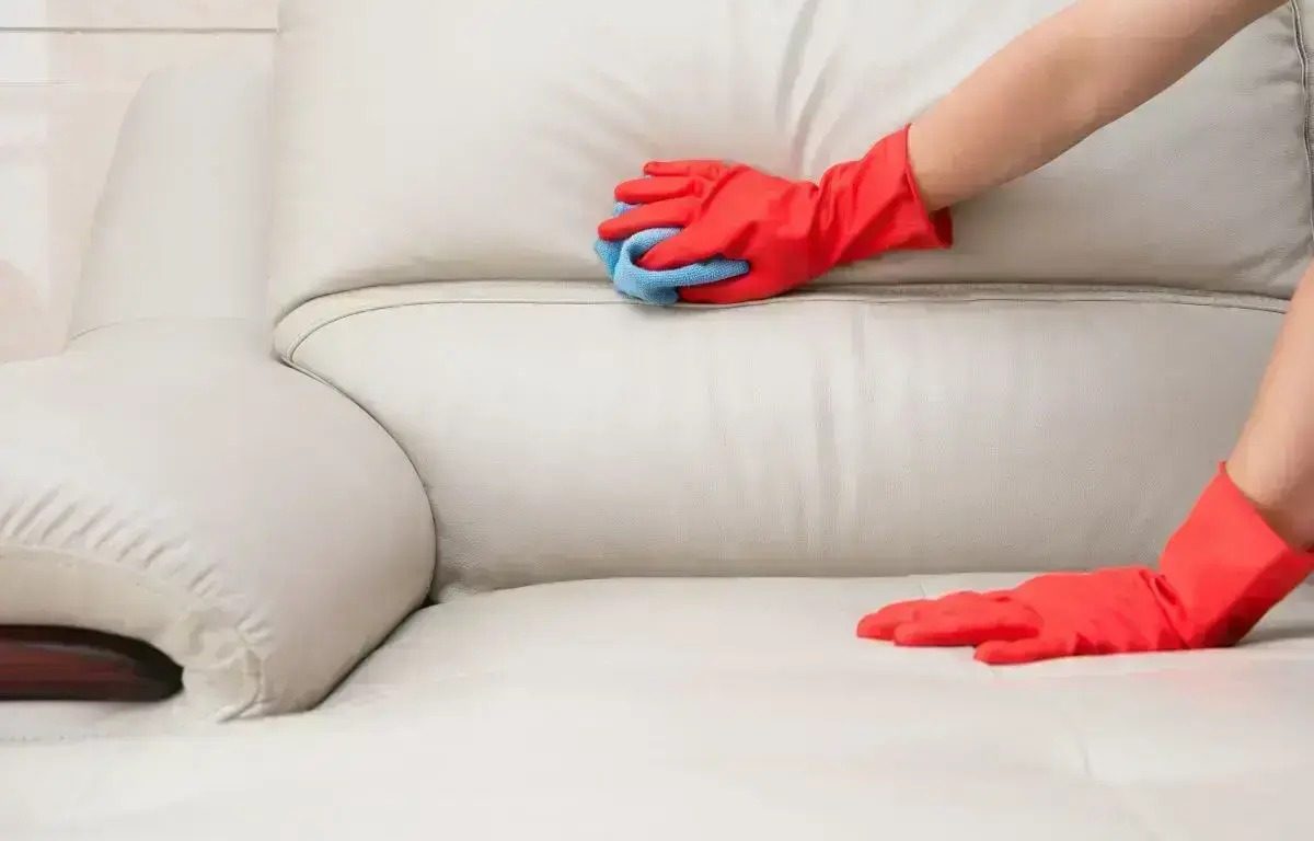Esta é a melhor maneira de tirar mancha do sofá e dos colchões