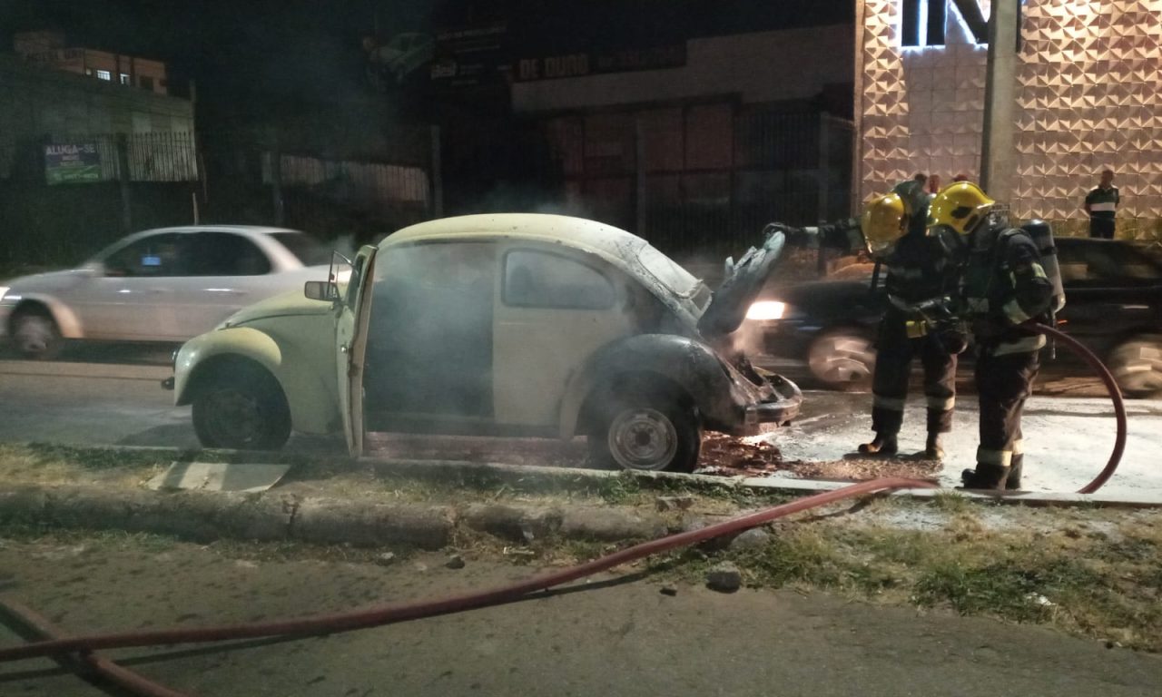 Fusca pega no Centro de Anápolis e motorista toma decisão que intriga populares