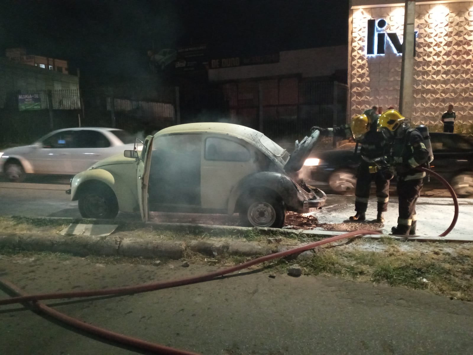 Fusca pega no Centro de Anápolis e motorista toma decisão que intriga populares