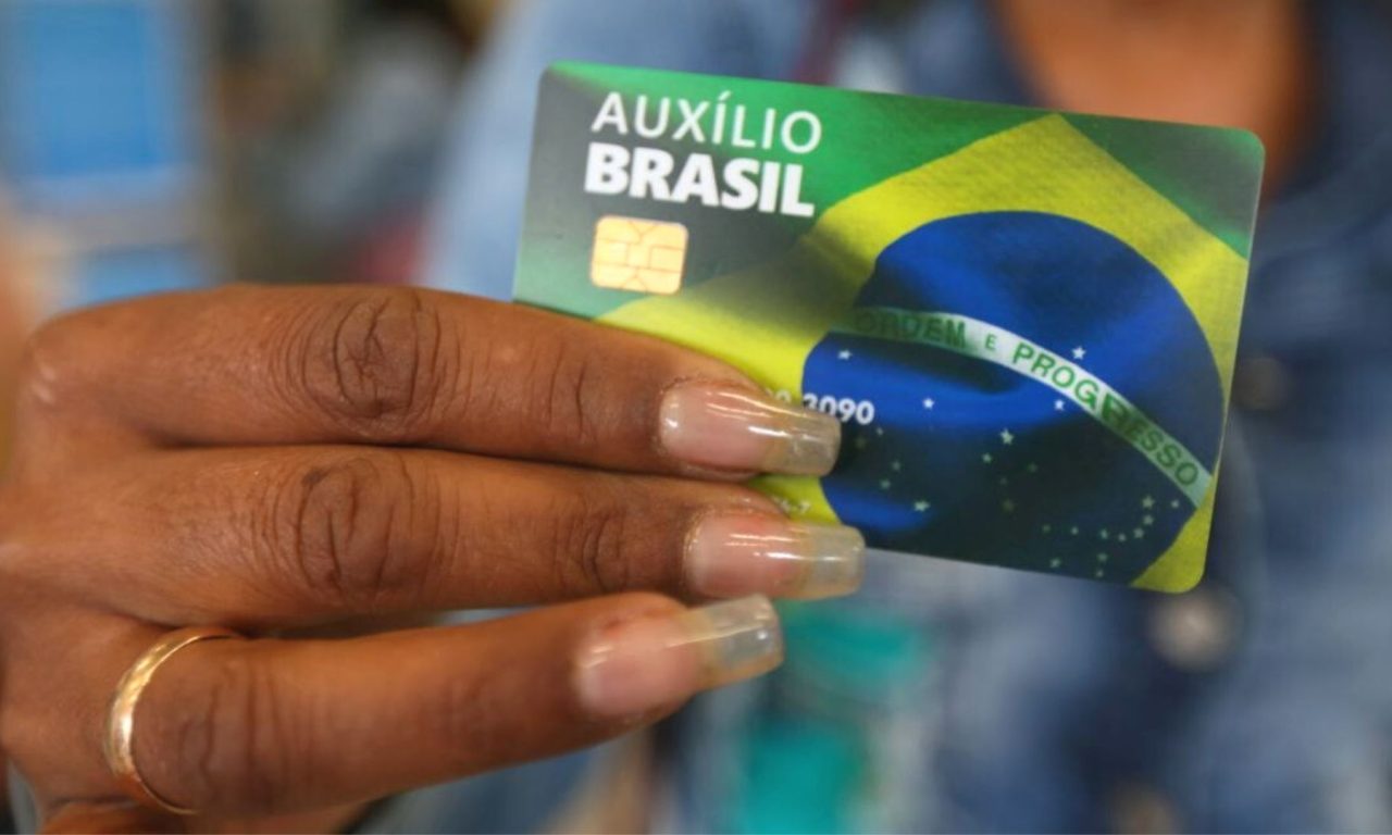 Saiba como receber novo cartão do Auxílio Brasil mesmo sem ter o antigo