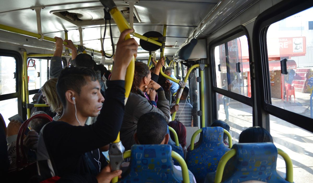 Jamais faça alguma destas coisas enquanto estiver dentro do ônibus