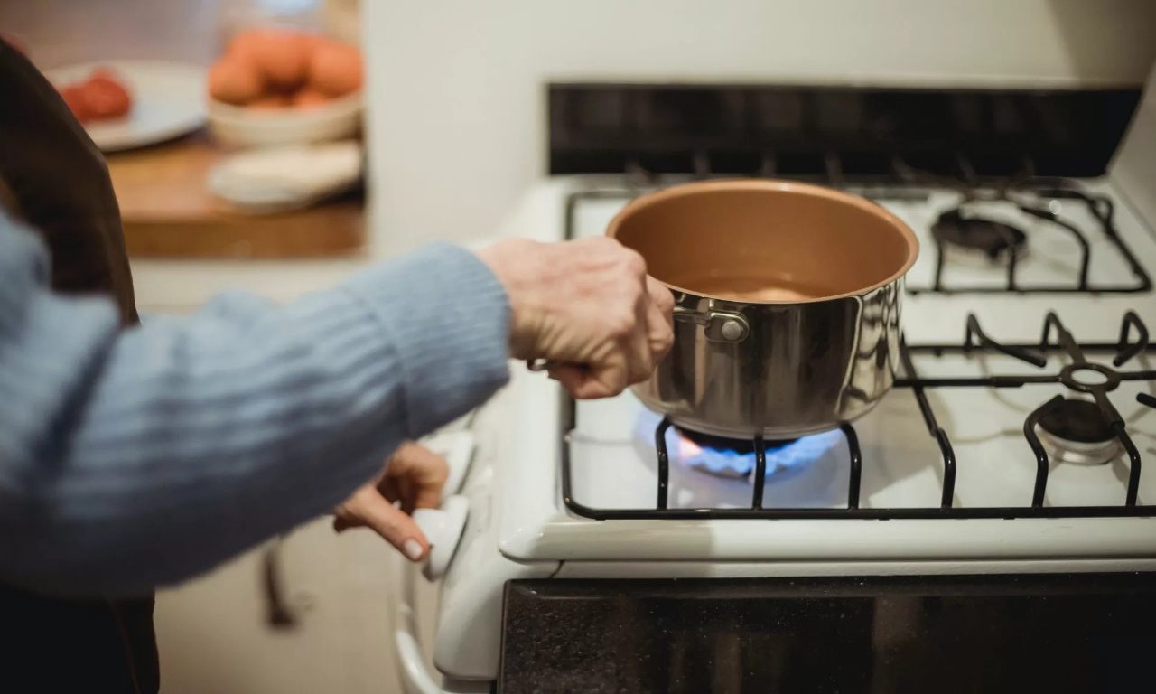 6 erros que estão fazendo o gás da sua cozinha acabar mais rápido do que o previsto