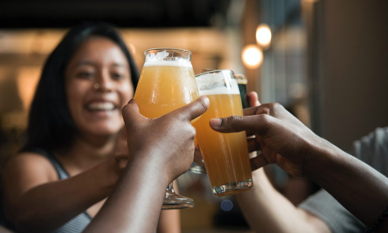 4 erros que as pessoas cometem na hora de guardar a cerveja