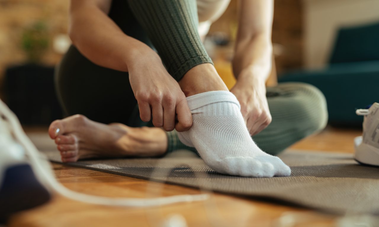 Você sabe como dobrar meia? Aprenda o jeito mais fácil e prático