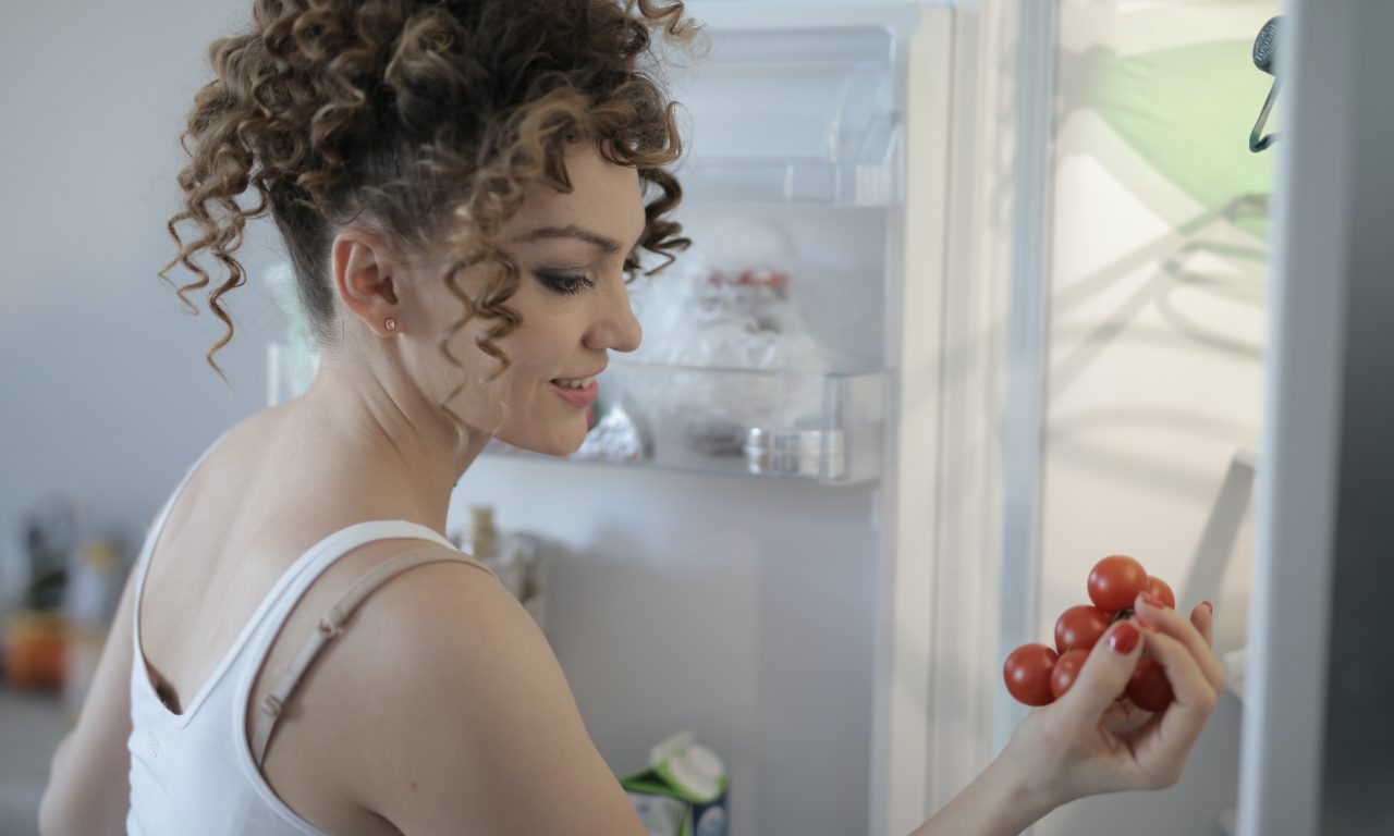 6 alimentos que muitas pessoas guardam na geladeira, mas não deveriam