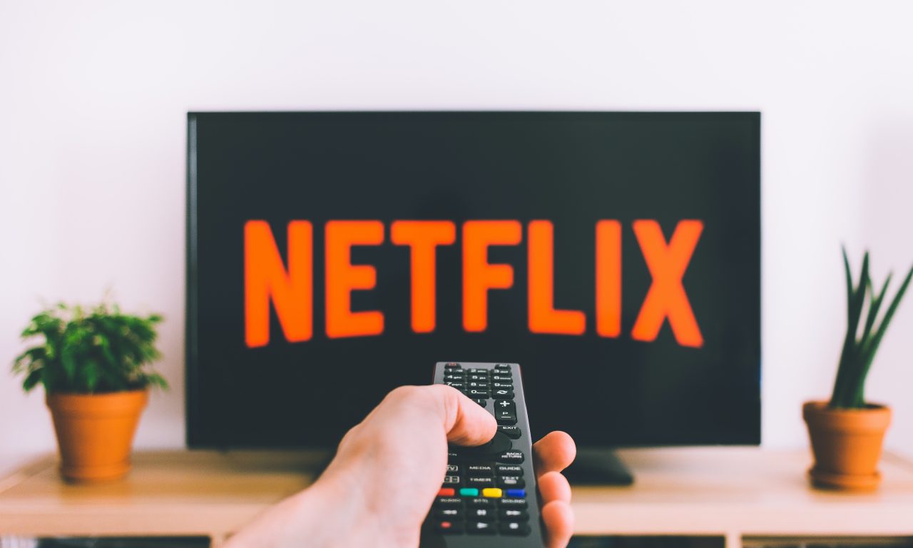 Saiba o que pode acontecer com quem passa a senha da Netflix para outra pessoa