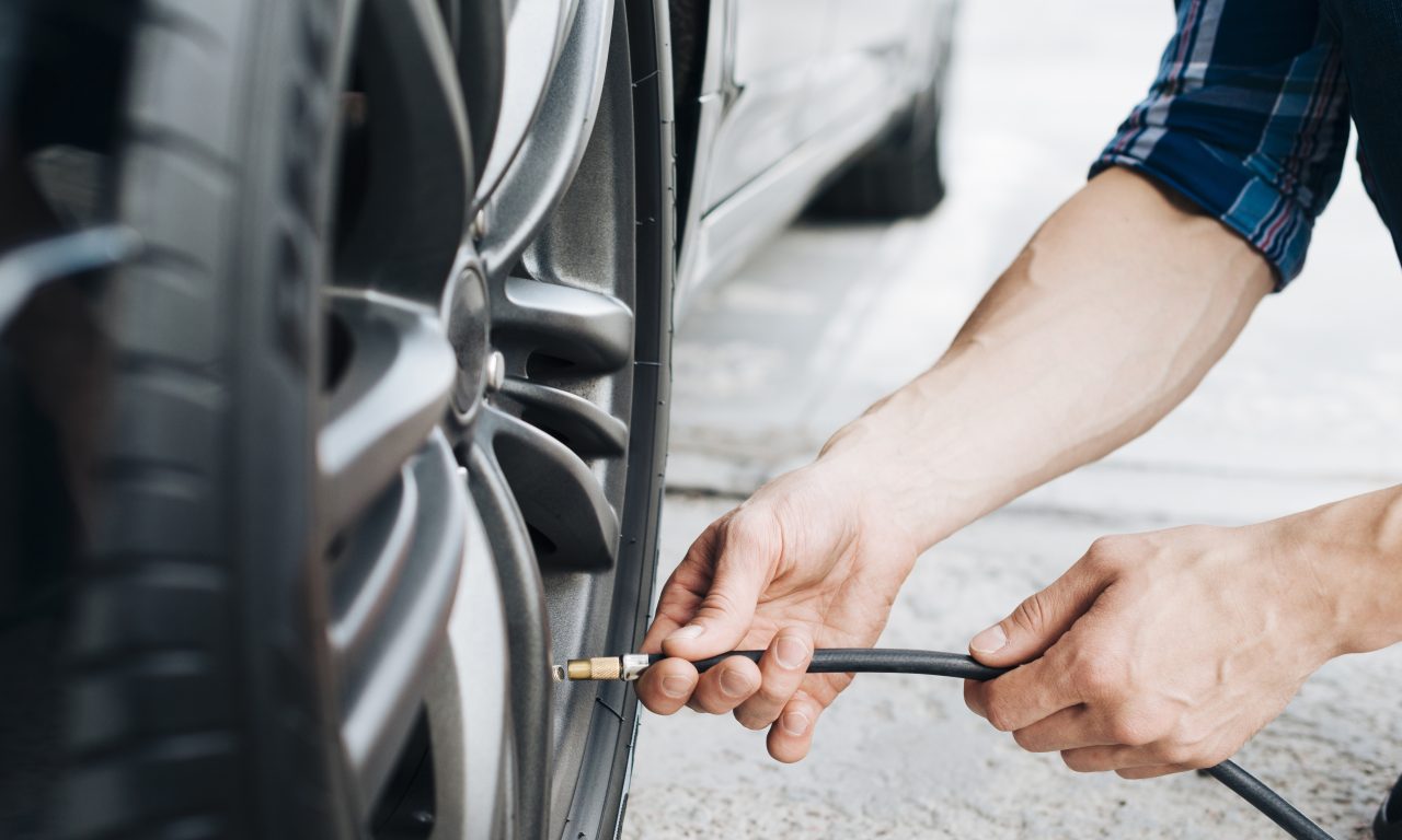 Você pode estar calibrando os pneus do carro da forma errada; aprenda o jeito certo