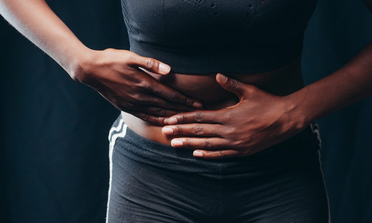 6 formas naturais que podem ajudar a desinchar a barriga mais rápido