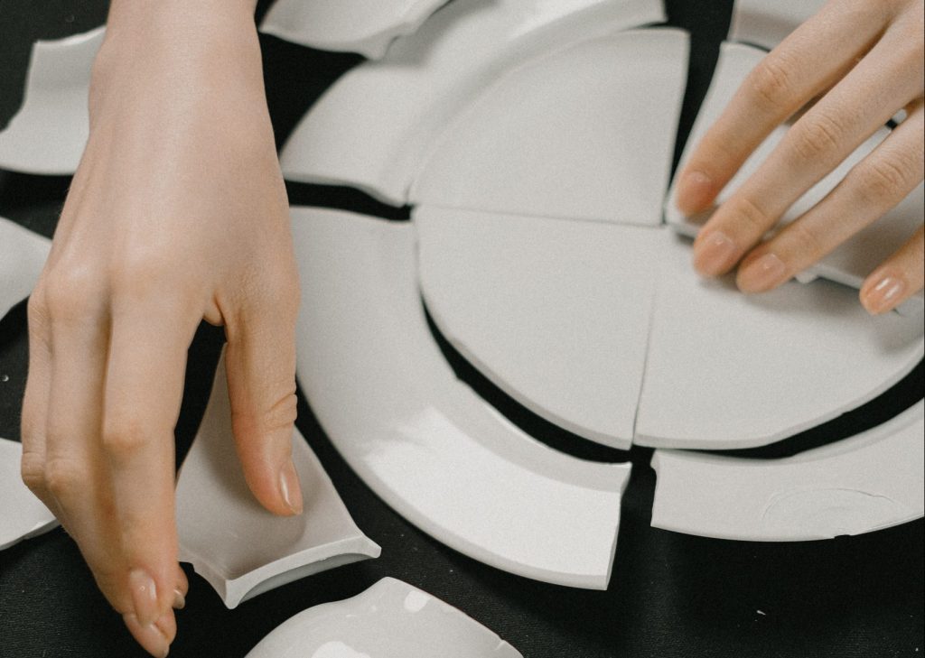 6 sinais que indicam que você recebeu energia negativa de outra pessoa