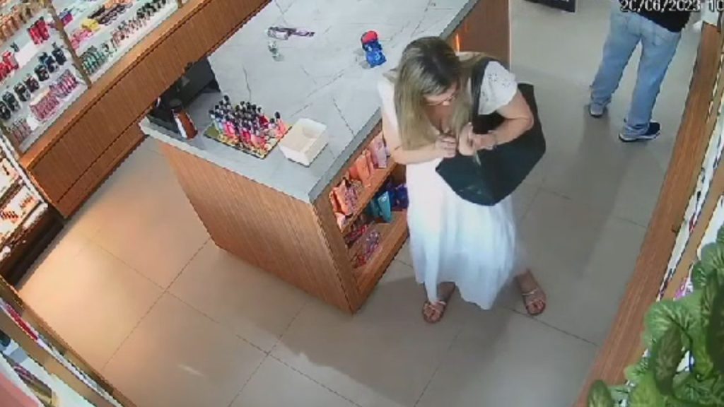 Mulher é flagrada roubando perfume, em Anápolis