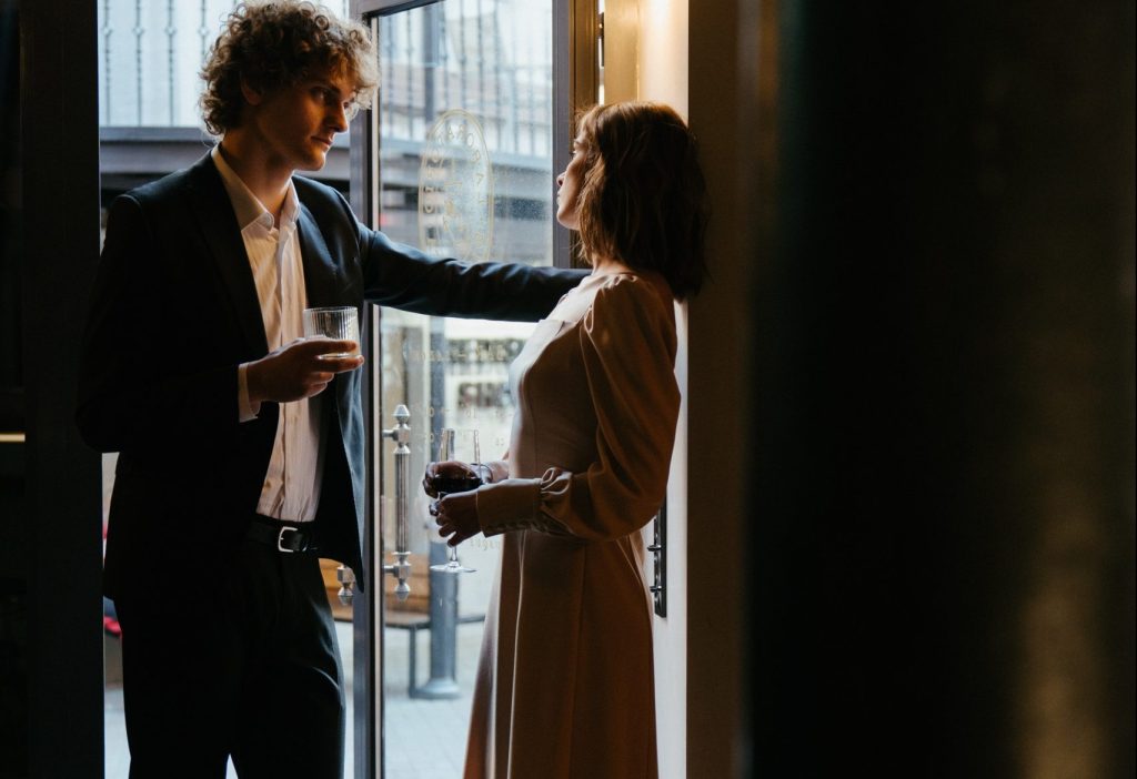 6 dúvidas que os homens têm quando começam a gostar de uma mulher e não contam