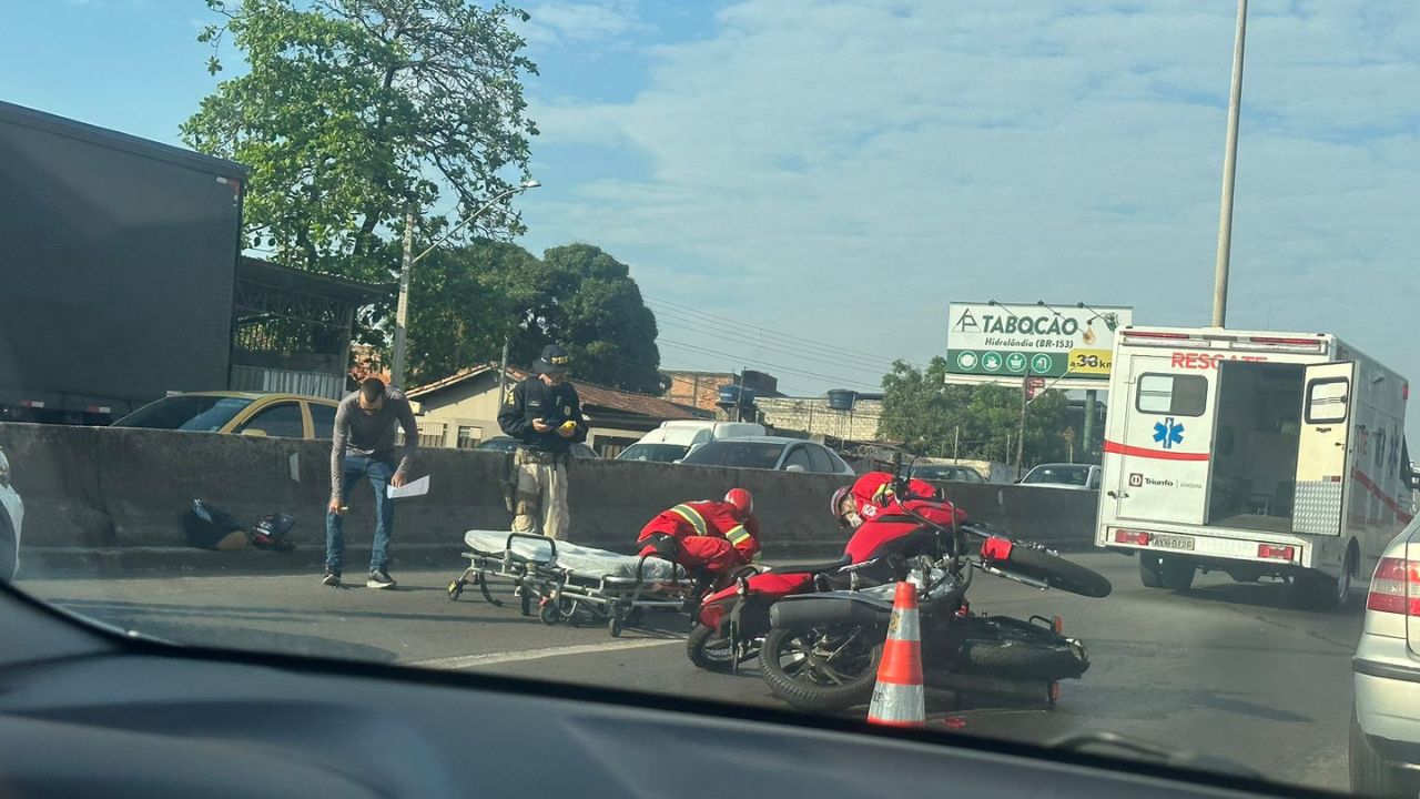 Acidente entre motos nas proximidades do viaduto da Avenida Anhanguera, em Goiânia
