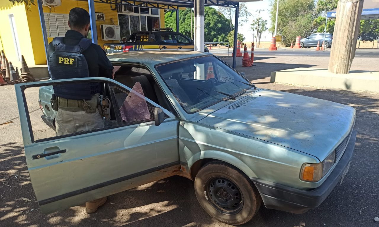 Carro recuperado pela PRF, em Uruaçu.