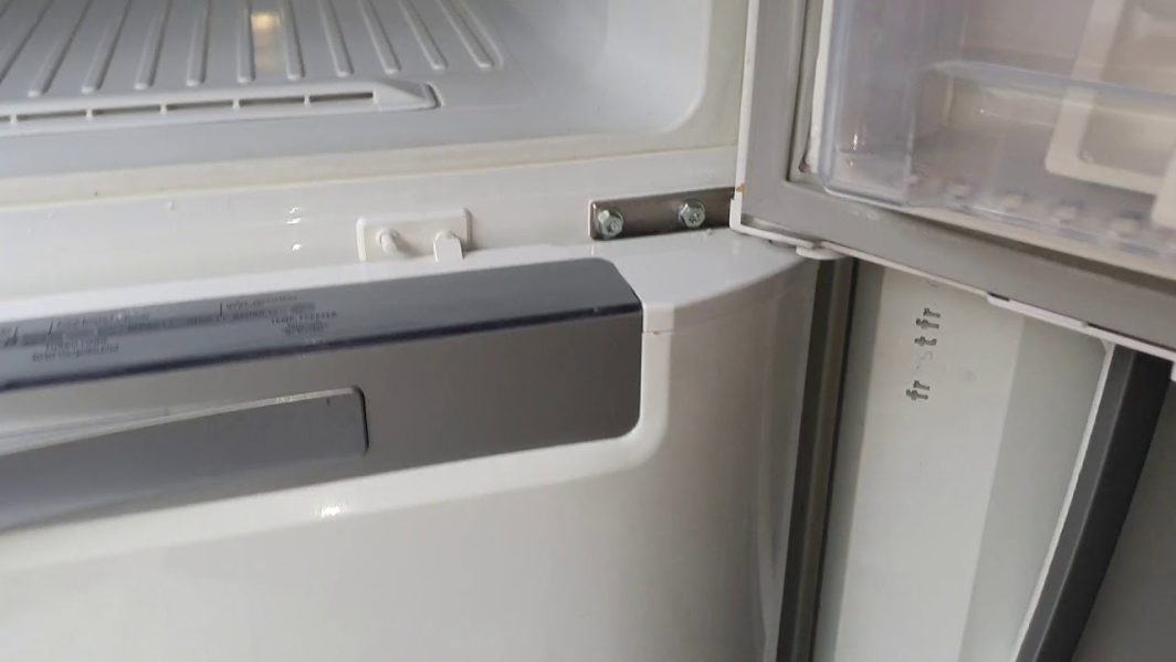É assim que a borracha da geladeira deve ser limpa (muito fácil)