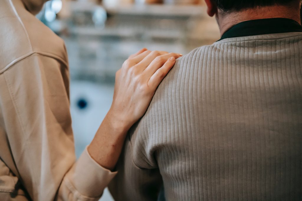 6 sinais de que a pessoa que você pensa está mesmo querendo te beijar